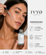 Frau trägt IVYØ Kupferpeptid Serum auf Gesicht auf